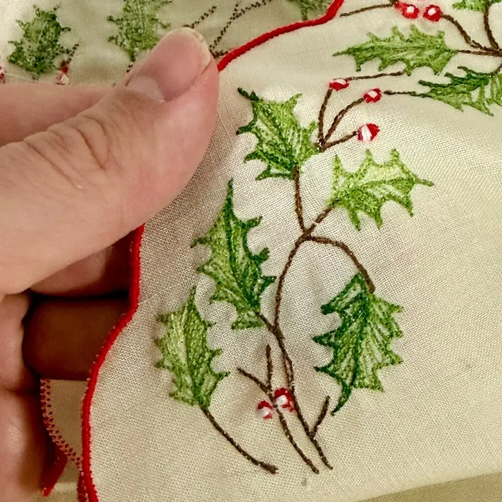 VTG Set of 4 Christmas Placemats and 4 Napkins Holly Linen White Red Dining Room